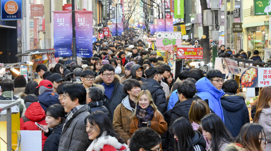 크리스마스인 25일 오후 서울 명동 거리가 크리스마스를 즐기려는 시민과 관광객들로 가득 차 있다./송은석기자