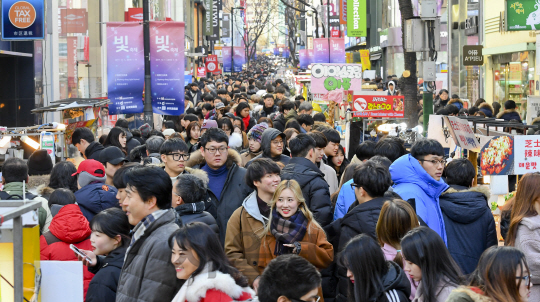 성탄절 맞아 붐비는 명동