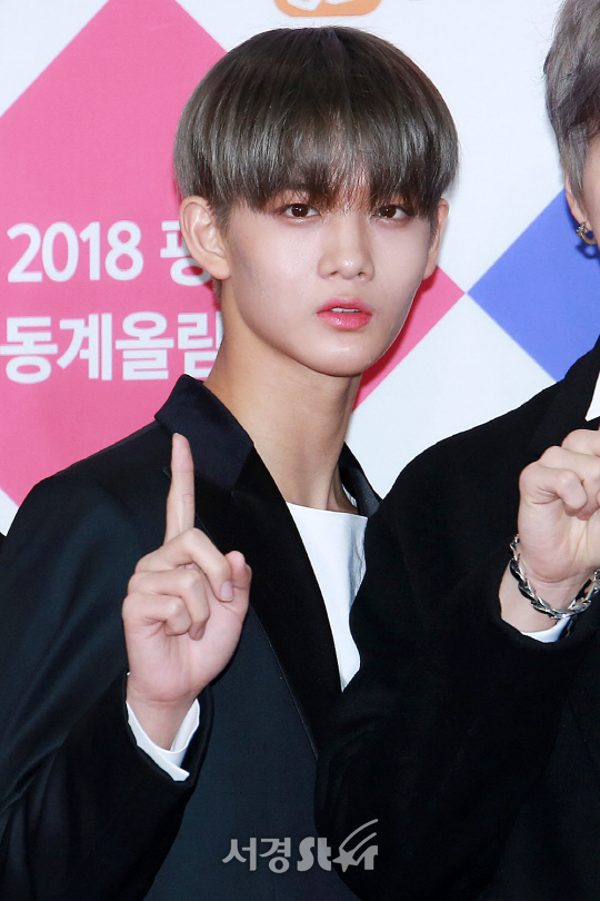 워너원 멤버 배진영이 25일 오후 서울 구로구 고척스카이돔에서 열린 ‘2017 SBS가요대전’ 포토월 행사에 참석해 포즈를 취하고 있다.