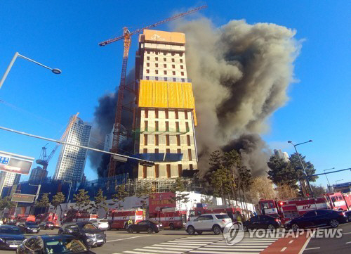 (속보)소방당국 “광교 공사장 화재 부상자 10명…추가 구조작업중”