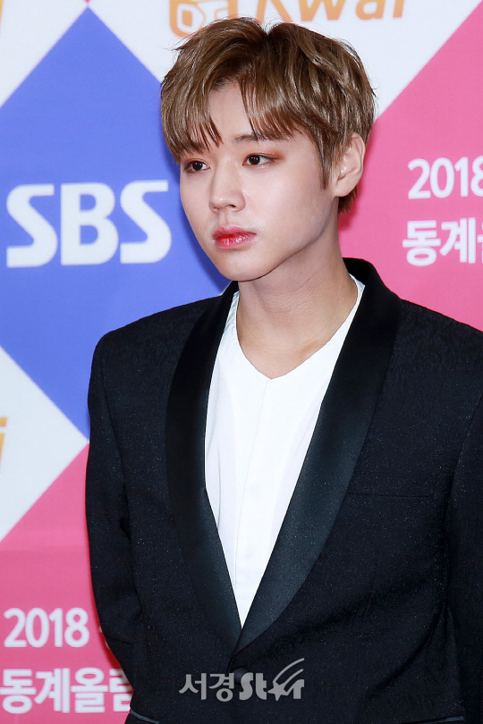 워너원 멤버 박지훈이 25일 오후 서울 구로구 고척스카이돔에서 열린 ‘2017 SBS가요대전’ 포토월 행사에 참석해 포즈를 취하고 있다.