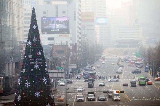 성탄 연휴 세 번째 날이었던 지난 24일, 서울 시내가 미세먼지로 우중충한 모습을 보이고 있다./서울경제DB