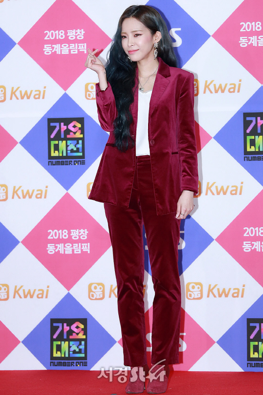 가수 헤이즈가 25일 오후 서울 구로구 고척스카이돔에서 열린 ‘2017 SBS가요대전’ 포토월 행사에 참석해 포즈를 취하고 있다.