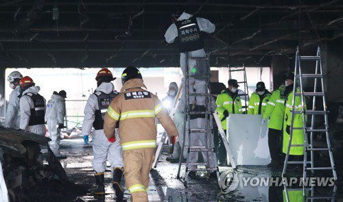 제천 스포츠센터 화재 사고 나흘째인 24일 오후 경찰과 소방, 국립과학수사연구원 관계자들이 현장 감식을 진행하고 있다./연합뉴스