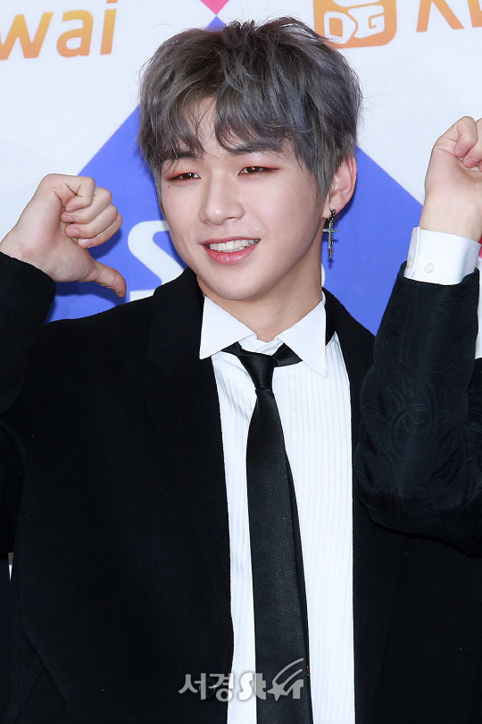 워너원 멤버 강다니엘이 25일 오후 서울 구로구 고척스카이돔에서 열린 ‘2017 SBS가요대전’ 포토월 행사에 참석해 포즈를 취하고 있다.