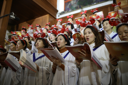 성탄절 전날인 24일 중국 베이징에 위치한 한 카톨릭 성당에서 성가대가 찬송가를 부르고 있다. /베이징=EPA연합뉴스