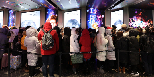 지난 13일 오전 한파에도 중구의 한 면세점 앞에서 중국 관광객들이 개장을 기다리고 있다./연합뉴스