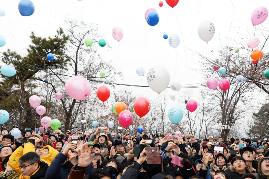 올해 1월 1일 서울 동대문구 배봉산 전망대에서 열린 새해 첫 해돋이 행사에서 주민들이 한해 소망을 적은 풍선을 날려보내고 있다. /사진제공=동대문구