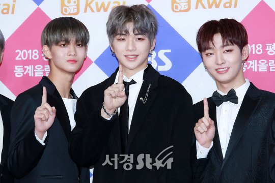 워너원 멤버 배진영, 강다니엘, 윤지성이 25일 오후 서울 구로구 고척스카이돔에서 열린 ‘2017 SBS가요대전’ 포토월 행사에 참석해 포즈를 취하고 있다.