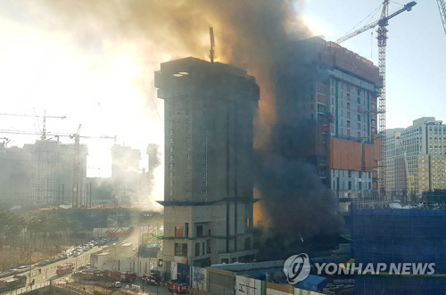 수원 광교 오피스텔 공사장서 대형화재…1명 사망·14명 부상