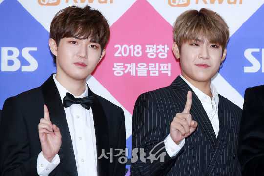 워너원 멤버 김재환, 박우진이 25일 오후 서울 구로구 고척스카이돔에서 열린 ‘2017 SBS가요대전’ 포토월 행사에 참석해 포즈를 취하고 있다.