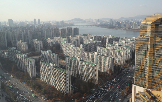 (서울=연합뉴스) 8·2 부동산 대책 발표 이후 한동안 주춤했던 서울 아파트값이 다시 강세를 보이고 있다. 26일 일선 중개업소와 부동산114 등에 따르면 서울 송파구 잠실동 잠실주공5단지 전용면적 82.5㎡는 매매가격이 8월 초 16억8천500만원이었으나 최근에는 17억9천만원으로 1억 원가량 뛰었다. 사진은 이날 잠실주공5단지 아파트 전경.