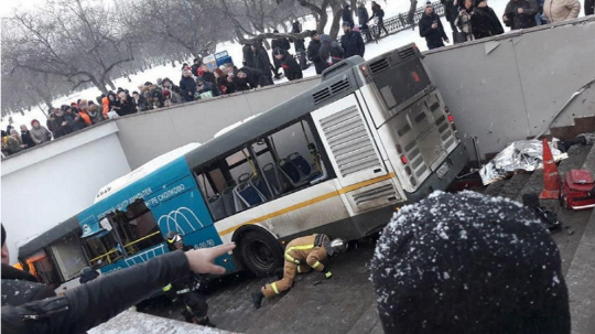 러시아 모스크바의 한 지하철역 입구에 통근 버스가 25일(현지시간) 쳐박혀 있다. 이날 사고로 최고 4명이 사망했다.   /모스크바=인스타그램 캡처