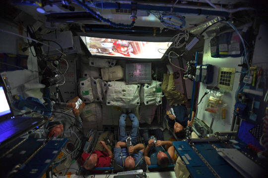 NASA 대원들, 우주정거장서 ‘스타워즈: 라스트 제다이’ 관람