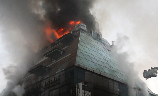 21일 오후 충북 제천시 8층짜리 스포츠시설 건물에서 불이 나 119 소방대가 진화작업을 펼치고 있다./연합뉴스