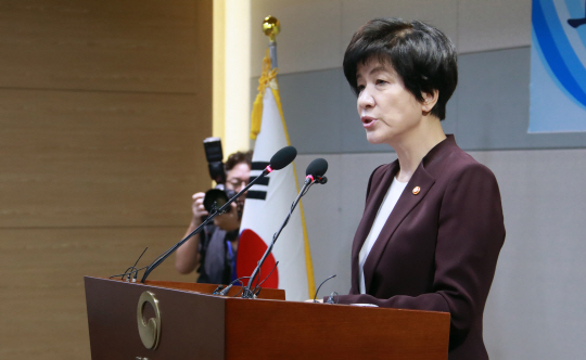 김영주 고용부 장관은 가사서비스 제도화에 대해 비공식 시장이 공식화되면서 나타나는 요금상승 요인을 최대한 억제하기 위해 다양한 방안을 마련하겠다고 말했다./서울경제DB