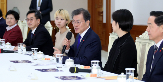 文 “저출산 정책 200조원 들였지만 실패...여성 삶이 중요'