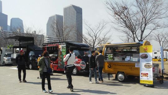 행안부는 내년부터 푸드트럭에도 타사광고가 허용된다는 내용을 담은 개정안이 26일 국무회의를 통과했다고 밝혔다./서울경제DB