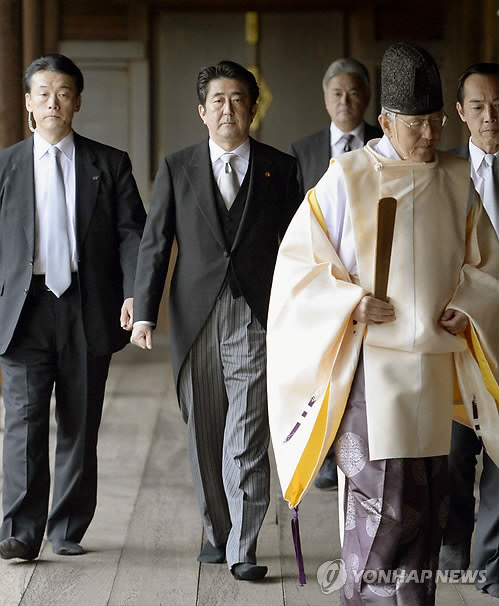 2013년 12월 아베 총리가 야스쿠니신사를 참배하는 모습.  /연합뉴스