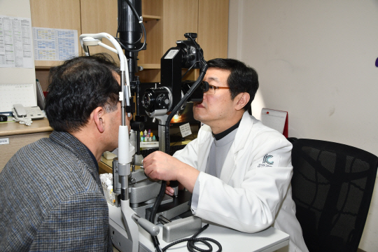 김병엽 김안과병원 백내장센터장이 환자의 눈 상태를 점검하고 있다. /사진제공=김안과병원