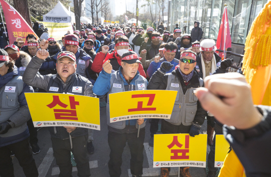 26일 서울 여의도 국민은행 앞에서 열린 ‘한국노총 전국 타워크레인 설치·해체노동자 생존권사수 결의대회’ 참석자들이 건설 현장의 안전대책 마련을 촉구하고 있다. /연합뉴스