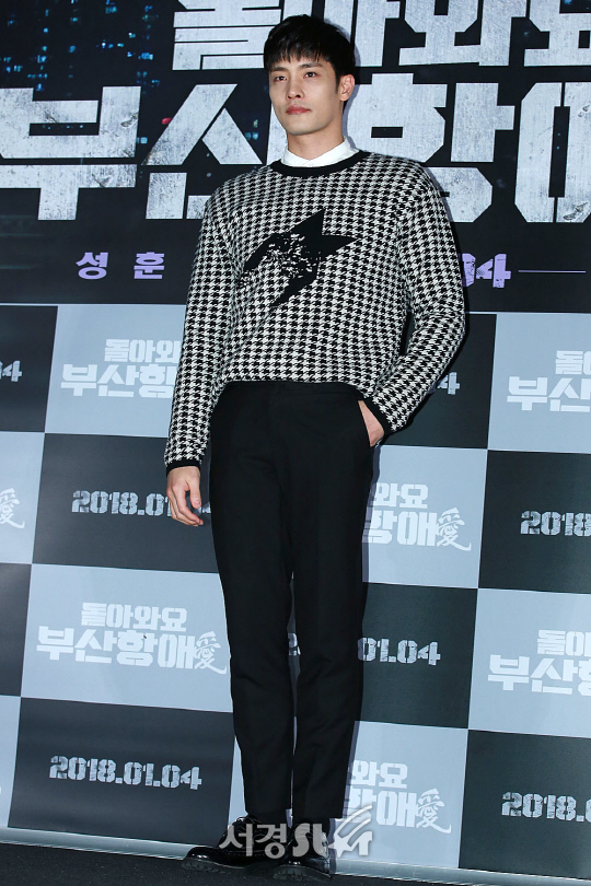 배우 성훈이 26일 오후 서울 용산구 CGV용산아이파크몰에서 열린 영화 ‘돌아와요 부산항애(愛)’ 언론시사회에 참석해 포토타임을 갖고 있다.