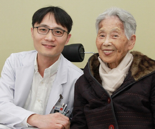 대동맥이 파열돼 인공 혈관으로 바꿔주는 수술을 받고 지난 주 퇴원한 이복선(가명·91) 할머니와 수술을 집도한 김동진 세종병원 흉부외과 과장. /사진제공=세종병원