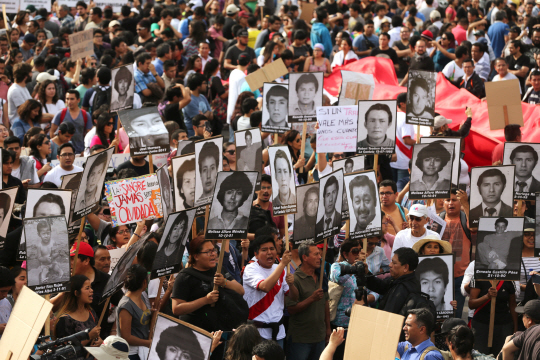 알베르토 후지모리 전 페루 대통령의 사면에 반대하는 시위대가 25일(현지시간)페루 수도 리마에 모여 항의 집회를 진행하고 있다. /리마=로이터연합뉴스