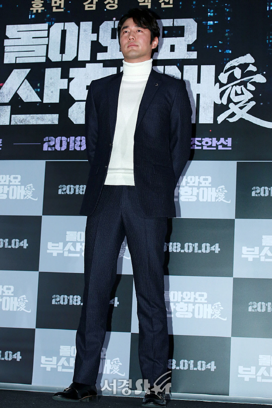 배우 조한선이 26일 오후 서울 용산구 CGV용산아이파크몰에서 열린 영화 ‘돌아와요 부산항애(愛)’ 언론시사회에 참석해 포토타임을 갖고 있다.