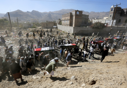 26일(현지시간) 예멘의 수도 사나에 모인 사람들이 사우디아라비아 동맹군에 의해 공습을 받은 희생자들의 관을 옮기고 있다. /사나=EPA연합뉴스