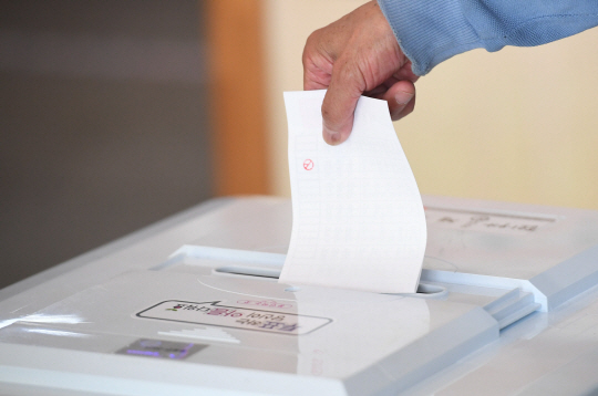 공직선거법이 투표지를 촬영하는 행위를 금지하는 가운데 법원이 투표지와 투표용지의 차이를 처음으로 해석한 판결을 내놨다. /사진=서울경제 송은석기자