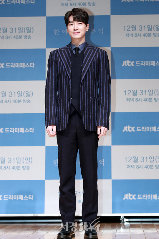 배우 이준혁이 27일 오후 서울 마포구 상암동 JTBC 2층 JTBC홀에서 열린 JTBC드라마 ‘한여름의 추억’ 제작발표회에 참석해 포토타임을 갖고 있다.