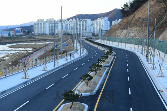 김천시 신음동 그린빌아파트와 속구미을 연결하는 4차선 도로가 27일 개통됐다.