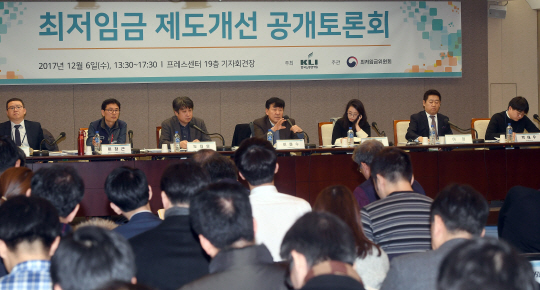 지난 6일 최저임금위원회 주최로 한국 프레스센터에서 열린 최저임금 제도개선 공개토론회의 참석자들이 토론하고 있다. /이호재기자
