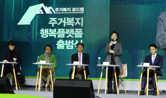 13일 김현미 장관은 보유세 등 부동산 과세체계에 대한 개편방안을 마련하겠다고 밝혔다./연합뉴스