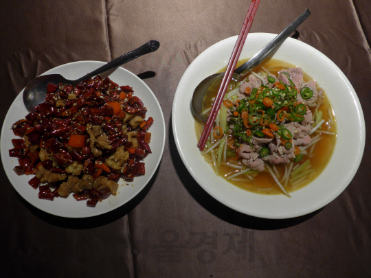 ‘촨차이팅(川菜廳)’의 닭튀김과 돼지고기 볶음 요리.