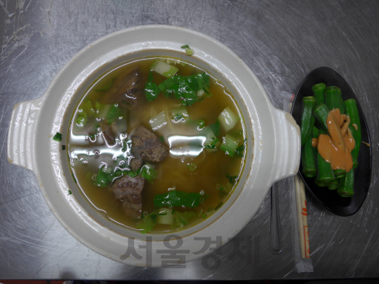 ‘산니우니우로미엔(三牛牛肉麵)’의 우육면.