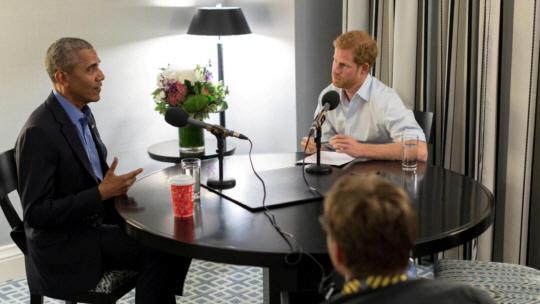 영국 켄싱턴궁이 배포한 버락 오바마 전 미국 대통령과 영국 해리 왕자의 인터뷰 장면./로이터 연합뉴스