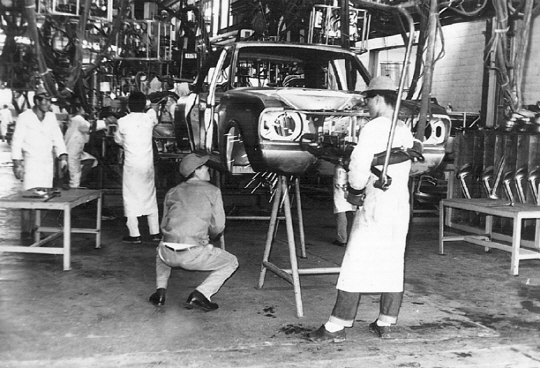 1968년 11월 현대차 직원들이 코티나 1호차를 제작하고 있는 모습.