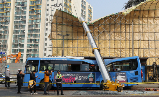 28일 오전 서울 강서구 강서구청 사거리 인근 철거 공사장에서 작업중인 대형 크레인이 넘어져 정차해 있던 버스를 덮쳤다./연합뉴스