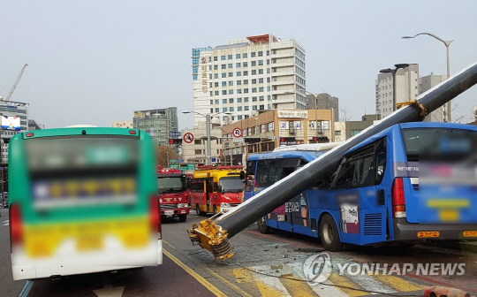 강서구 크레인 사고, 현장 사진 끔찍 “버스 한가운데 덮쳐 승객 중상” 버스 기사는? 총 15명 구조