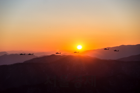 육군, 새해 앞두고 ‘세계최강’ 아파치 헬기 비행·사격훈련