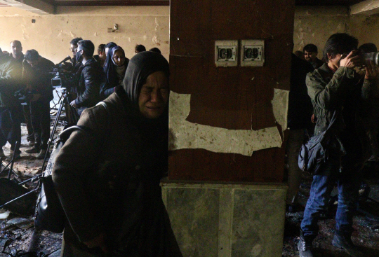 28일(현지시간) 자살폭탄 테러가 발생한 아프가니스탄 수도 카불의 종교문화시설인 타비안 사회문화센터에서 한 여성이 눈물을 짓고 있다./카불=EPA연합뉴스
