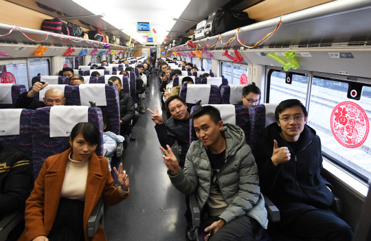 중국 본토에서 기차를 타고 여행 중인 관광객/산서성=신화연합뉴스