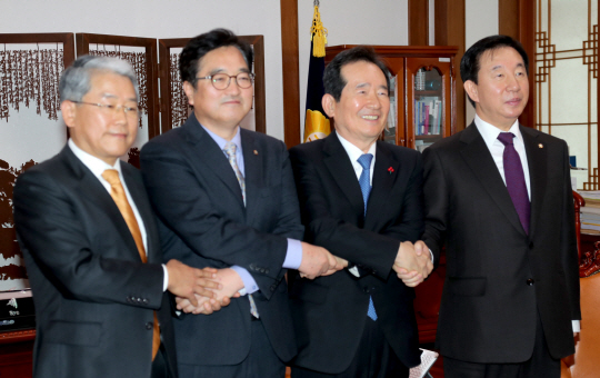 29일 오전 국회 본청 의장실에서 정세균(오늘쪽 두 번째) 국회의장과 3당 원내대표들이 현안처리를 위한 국회 본회의 개최 등을 합의한 뒤 손을 잡고 있다. /연합뉴스