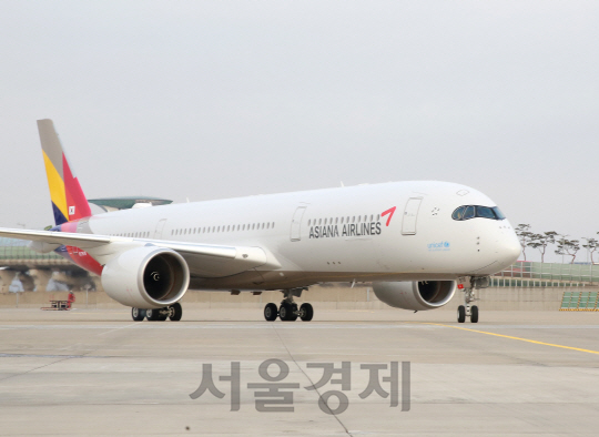 지난 28일 인천공항에서 첫 선을 보인 A350 4호기 모습. / 사진제공=아시아나항공