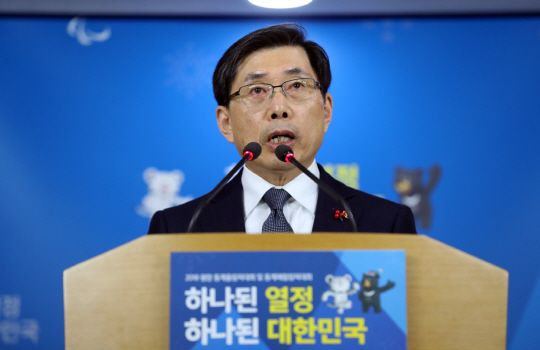 박상기 법무부 장관이 29일 오전 서울 종로구 정부서울청사 브리핑룸에서  정봉주 전 의원과 용산참사 관련자 25명을 포함한 총 6.444명에 대한 특별사면을 발표하고 있다./연합뉴스