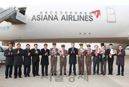 김수천(오른쪽 일곱번째) 아시아나항공 사장과 임직원들이 28일 인천공항에 도착한 최신 항공기 A350 4호기 도입을 축하하며 박수를 치고 있다./사진제공=아시아나항공