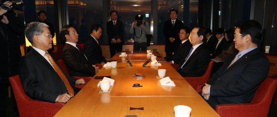 29일 오전 정세균 국회의장과 더불어민주당 우원식 원내대표, 자유한국당 김성태 원내대표, 국민의당 김동철 원내대표가 서울 여의도 63빌딩 한 식당에서 현안 논의를 위한 조찬 모임을 하고 있다./연합뉴스