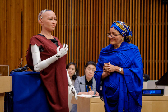 인공지능(AI) 로봇 소피아(왼쪽)가 지난 10월 유엔 경제사회이사회에 출석해 아미나 모하메드 유엔 사무부총장과 AI의 발전과 미래사회의 변화에 대해 토론하고 있다.    /사진제공=유엔